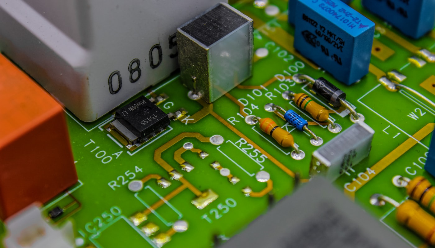 Macro di una scheda popolata, con resistori, diodi e condensatori