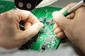 Montaggio manuale di componenti su una scheda a circuito stampato